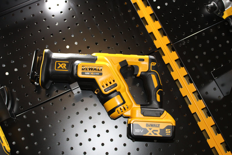 DeWalt 18V Akku-Säbelsäge mit 2x 5Ah Akku und Schnellladegerät